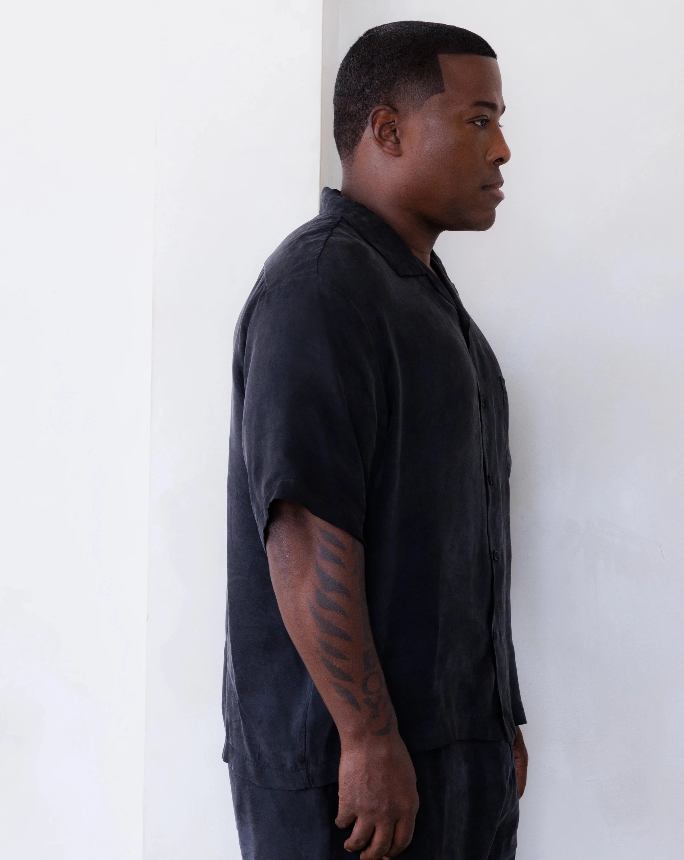 PRINCE CUT CUPRO SHORTSLEEVE SHIRT IN BLACK