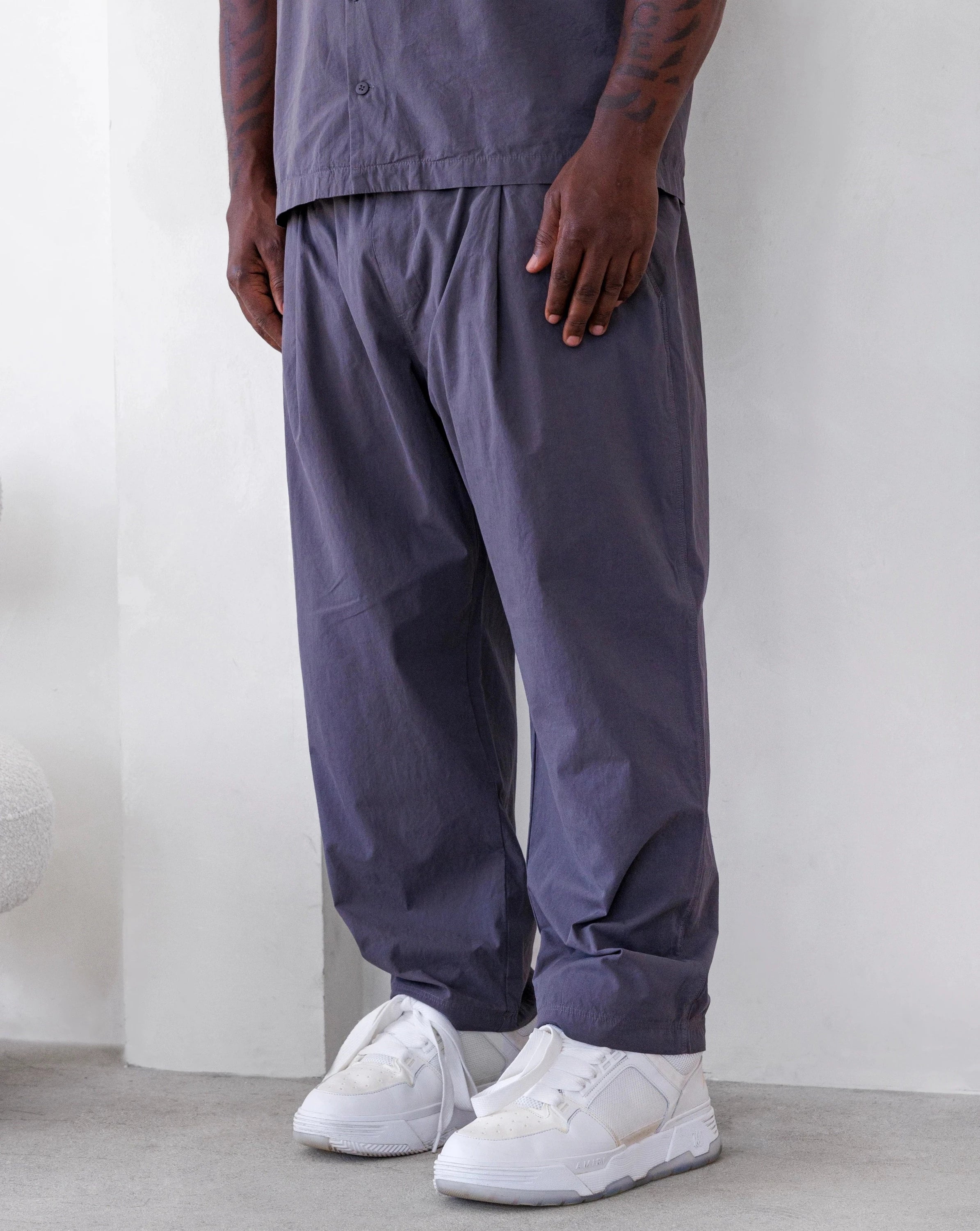 PASSPORT LIGHTWEIGHT COTTON PANT IN STEEL