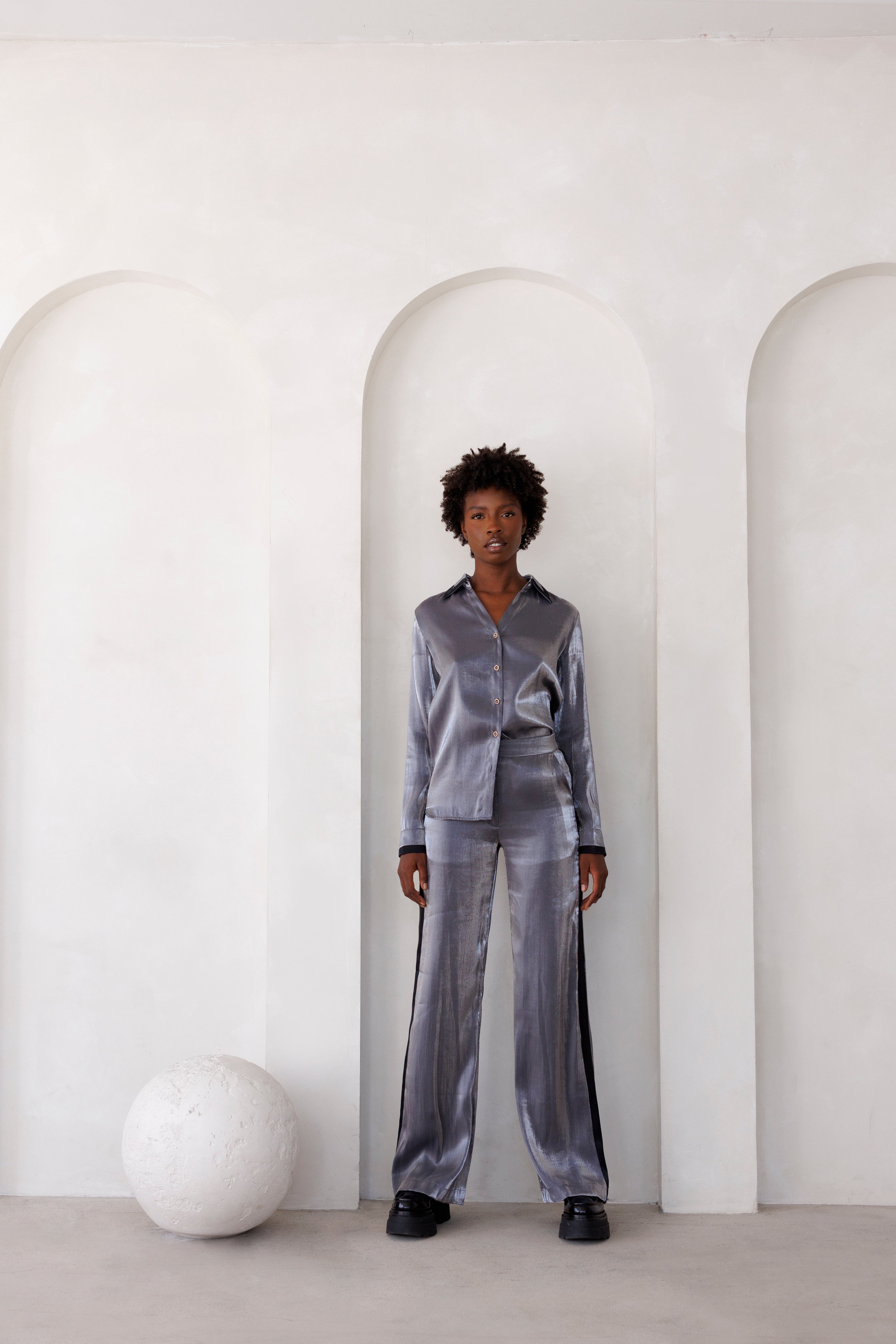 ILLUMINATED LONGSLEEVE BUTTONDOWN SHIRT IN STEEL